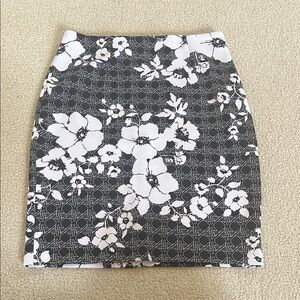 White House Black Market Women's Black and White Floral Pencil Skirt Size 4